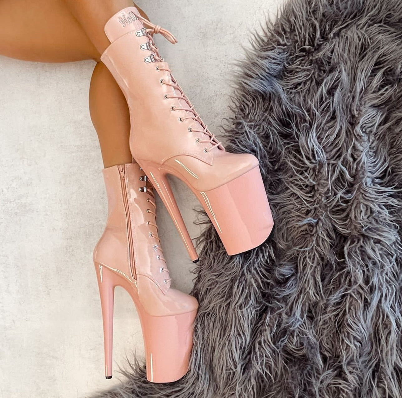 Queen’s Closet - Hella Heels Lip Kit - Dream On Peach Boot